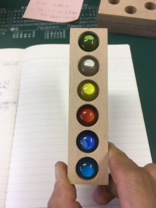 穴にぴったりのビー玉